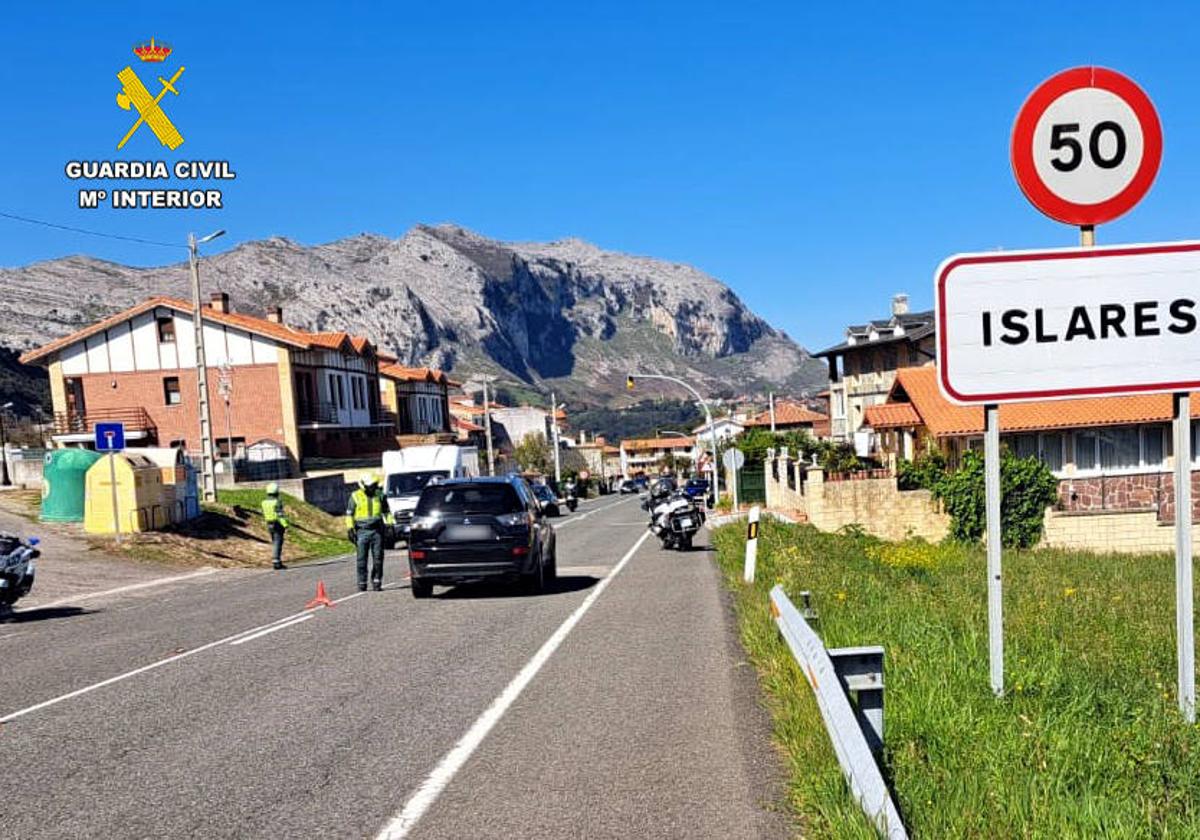 Imagen del control realizado por la Guardia Civil en la localidad cántabra.