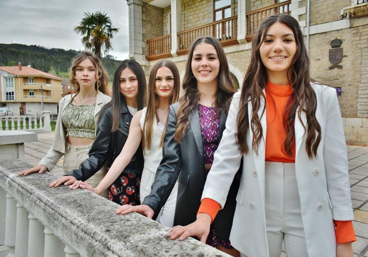 Cristina, Gimena, Tania, Raquel y Andrea, damas y reina de San Juan 2023.