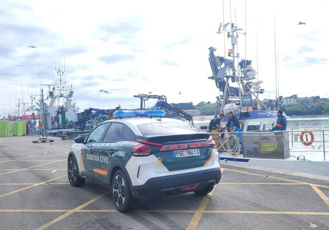 Una patrulla de la Guardia Civil llega al puerto de la villa cántabra para investigar el suceso.