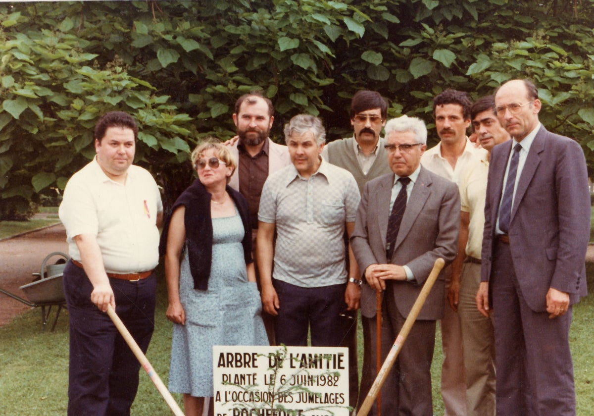 Los alcaldes de Rochefort y Torrelavega plantan un árbol en señal de amistad en 1982.