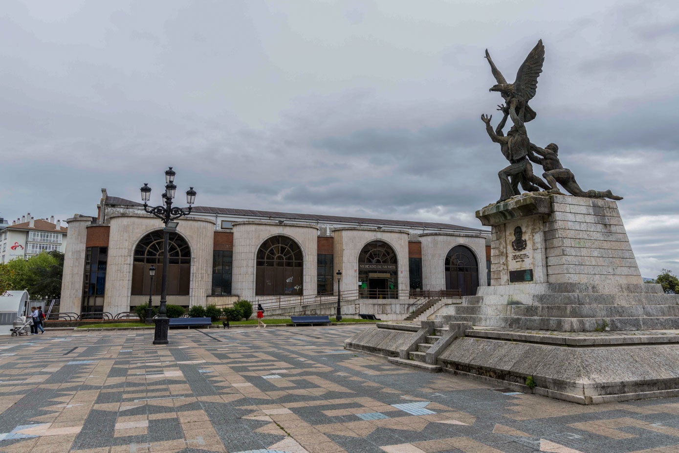 Fachada del mercado desde la Plaza de México