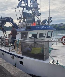 Imagen secundaria 2 - El barco Novo Xoel, llegando al puerto de San Vicente sobre las diez de la mañana, horas después del accidente.