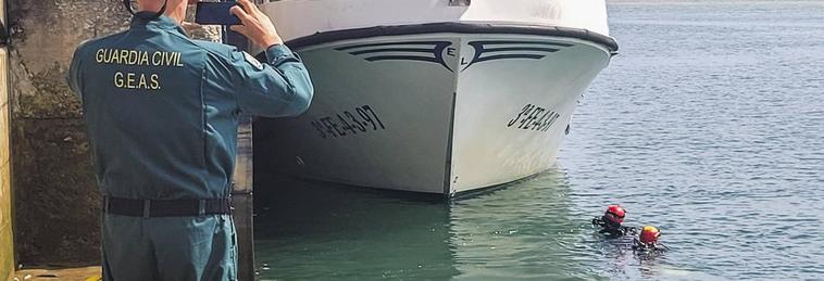 Buzos de la Guardia Civil inspeccionaron el casco del barco una vez en el puerto.