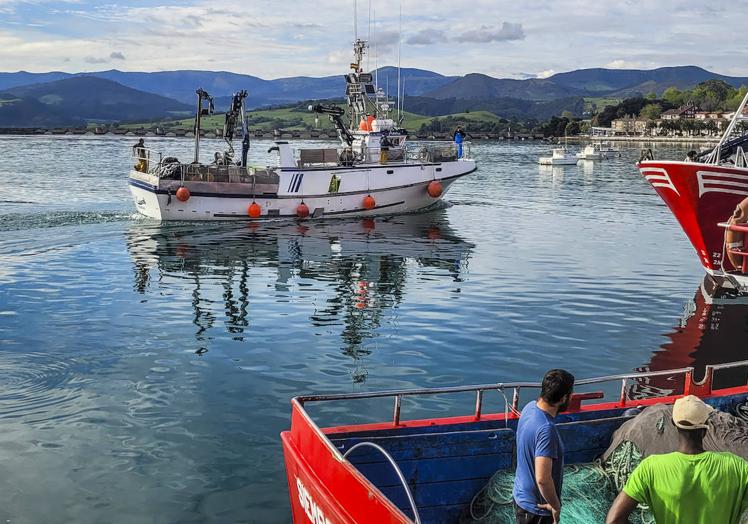 Imagen principal - El barco Novo Xoel, llegando al puerto de San Vicente sobre las diez de la mañana, horas después del accidente.