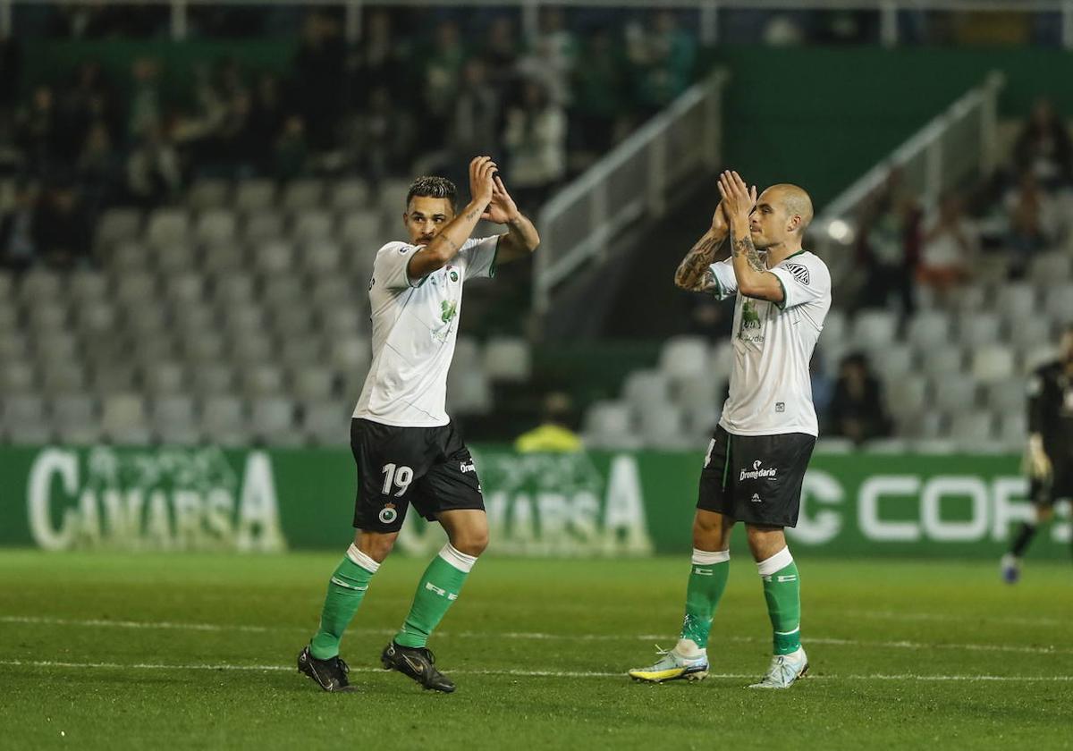 Matheus Aiás y Jorge Pombo saludan al poco público de El Sardinero al finalizar uno de los partidos nocturnos de esta temporada, ante el Zaragoza.