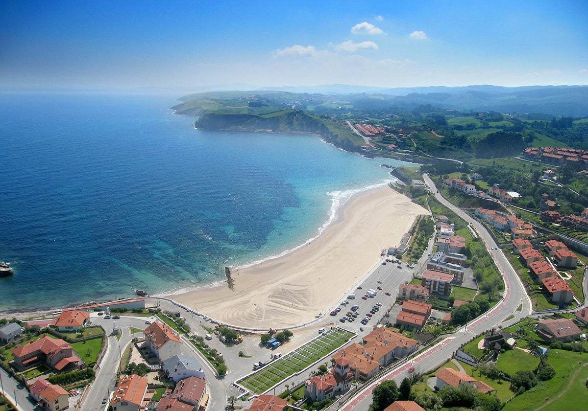 La playa de Comillas en un día soleado.