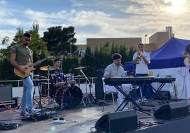 Alex Tyché, al piano, junto a los integrantes de The Hutch, en un momento de la actuación en Zaragoza.