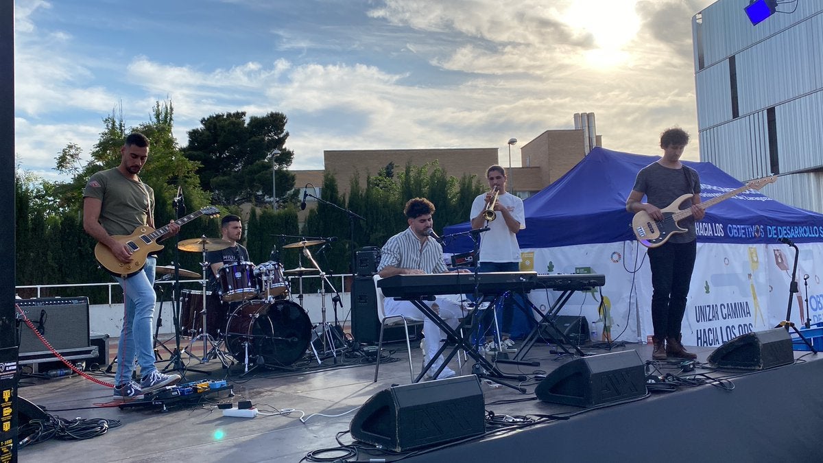 Alex Tyché, al piano, junto a los integrantes de The Hutch, en un momento de la actuación en Zaragoza.