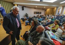 Gutiérrez Aragón conversa con los asistentes a la presentación de 'Oriente' en el Ateneo de Santander.