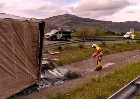 Imagen secundaria 1 - Liberan a un camionero atrapado en la cabina tras volcar en la A-8