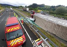 Liberan a un camionero atrapado en la cabina tras volcar en la A-8