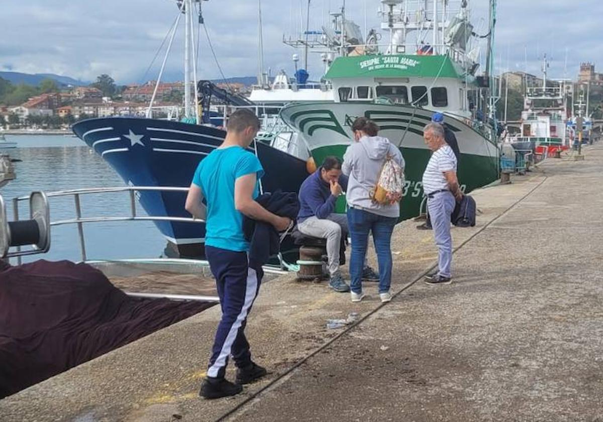 El patrón del Novo Xoel, abatido, esta mañana en el puerto de San Vicente, acompañado por su esposa y otros miembros de la tripulación.