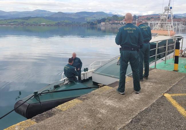 Miembros del Grupo de Operaciones Subacuáticas de la Guardia Civil (GEAS) en el puerto de San Vicente, antes de partir hacia la zona de búsqueda.