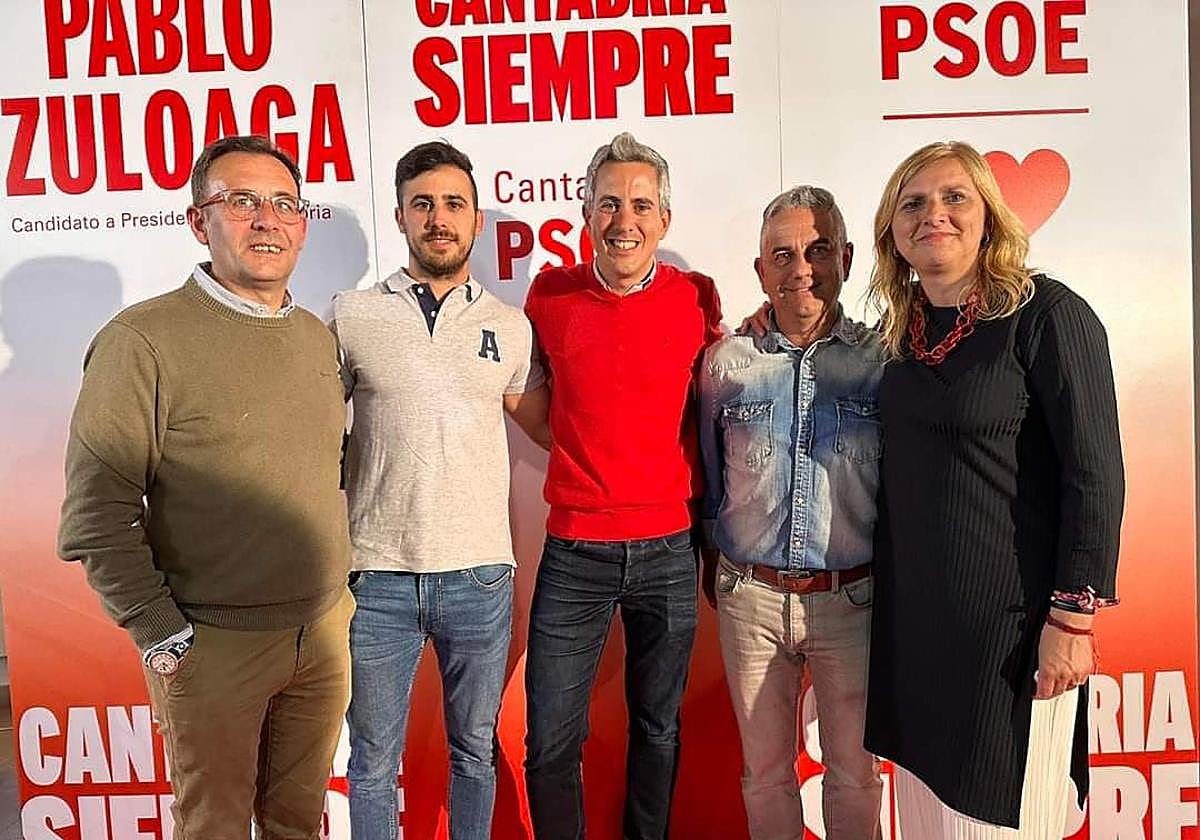 Alejandro Llano, segundo por la izquierda, ayer, en la presentación del candidatura socialista de Bárcena de Cicero.