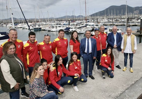 Integrantes de la selección española de pesca submarina junto al presidente de Cantabria, Miguel Ángel Revilla, y otras autoridades en el puerto de Laredo.