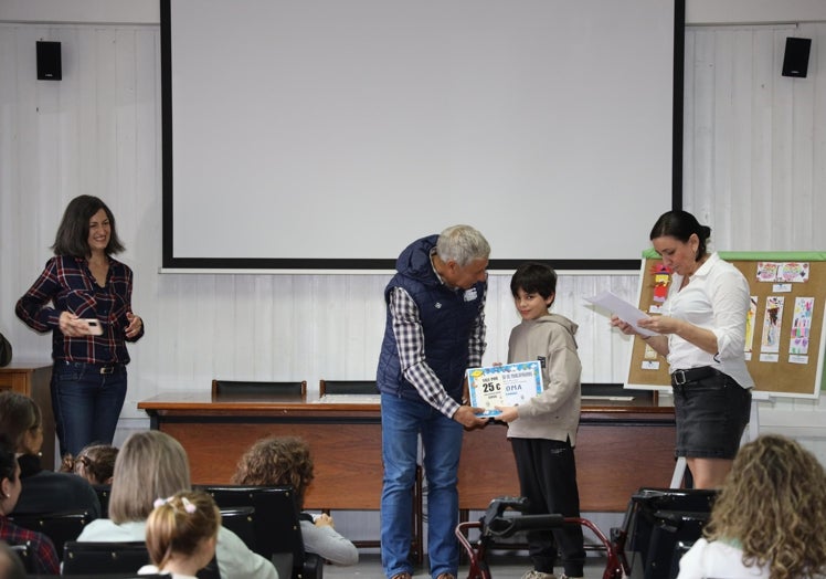 Imagen principal - Alguno de los premiados en el acto y marcapáginas de los ganadores en los diferentes grupos