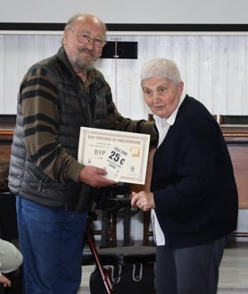 Imagen secundaria 2 - Alguno de los premiados en el acto y marcapáginas de los ganadores en los diferentes grupos