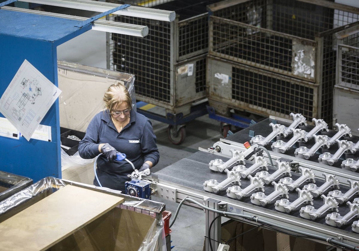 Una trabajadora en una de las industrias de componentes de Cantabria.