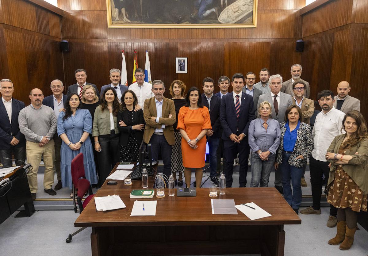 Integrantes de la Corporación municipal del Ayuntamiento de Santander, ayer, antes del último pleno de la legislatura.