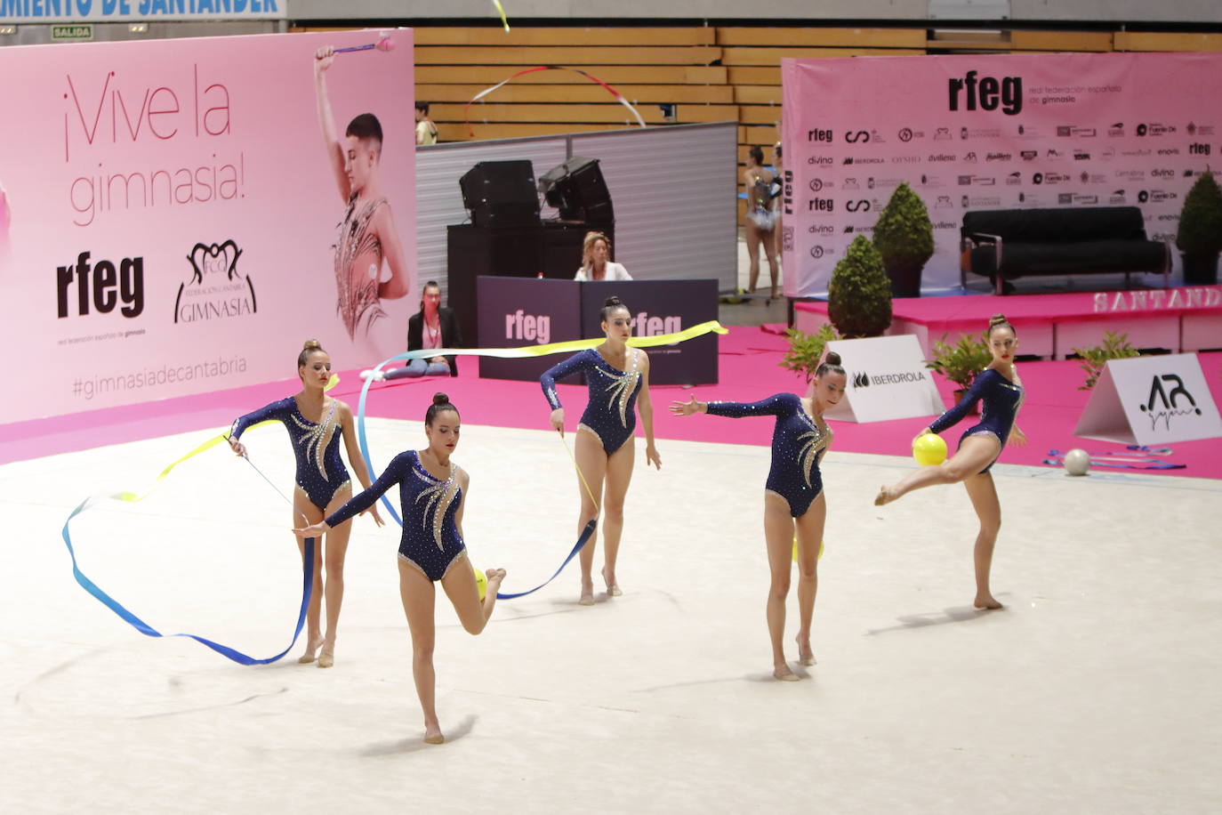 La EDM Rítmica Torrelavega, durante su ejercicio sobre el tapiz.