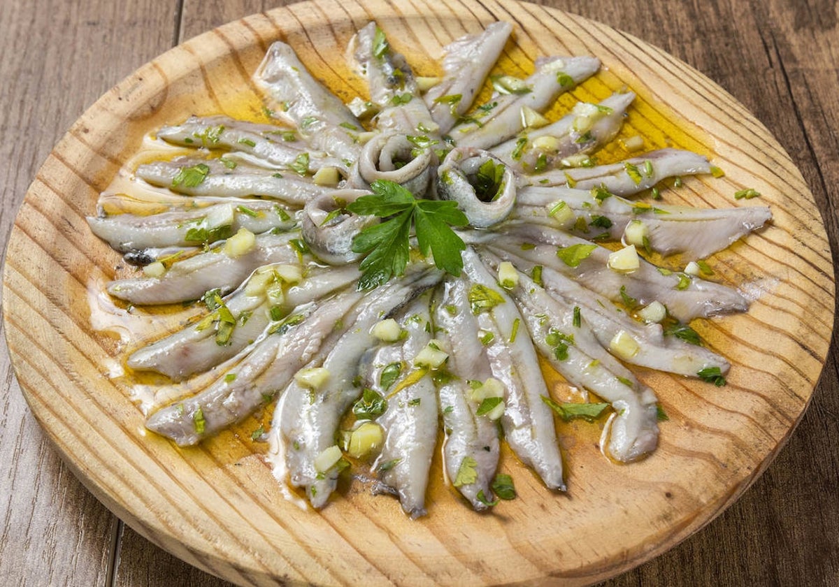 Tabla de bocartes en vinagre, un aperitivo perfecto.