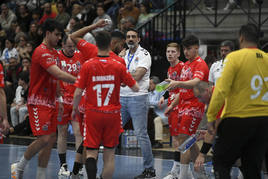 Garabaya y sus jugadores, durante el partido en Cangas.