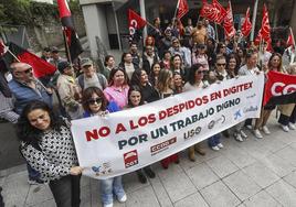 Los trabajadores portan una pancarta exigiendo que no haya despidos, en la protesta de esta mañana junto al hotel NH Santander.