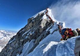 La insólita fila de montañeros esperando a hacer cumbre en el Everest en 2019.