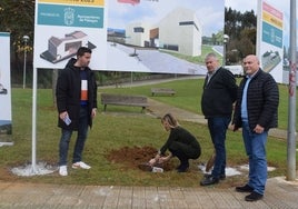 Uno de los actos de esta legislatura en el que aparece la alcaldesa de Piélagos, Verónica Samperio, en el centro de la foto, y a la derecha de la imagen, Antonio Gómez (ahora del PSOE) y Alfredo Rodríguez (PRC).