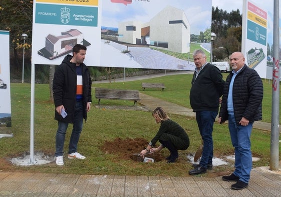 Uno de los actos de esta legislatura en el que aparece la alcaldesa de Piélagos, Verónica Samperio, en el centro de la foto, y a la derecha de la imagen, Antonio Gómez (ahora del PSOE) y Alfredo Rodríguez (PRC).