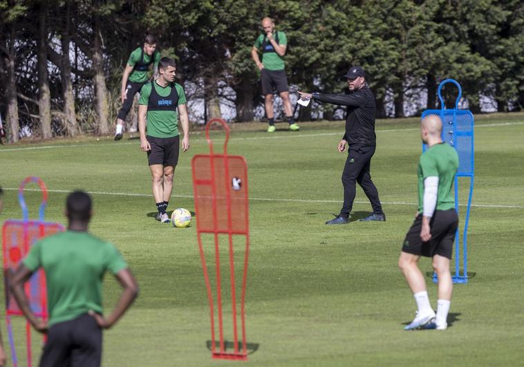 José Alberto da instrucciones a sus futbolistas durante una sesión en La Albericia.