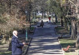 Vecinos caminan por el parque Manuel Barquín en estampa habitual de la zona.