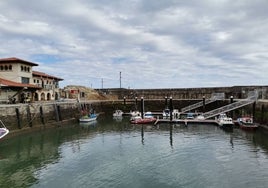 Los barcos deportivos atracados en el puerto de Comillas.