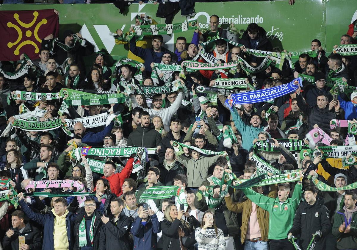 La afición cántabra, durante el partido ante el Sporting.