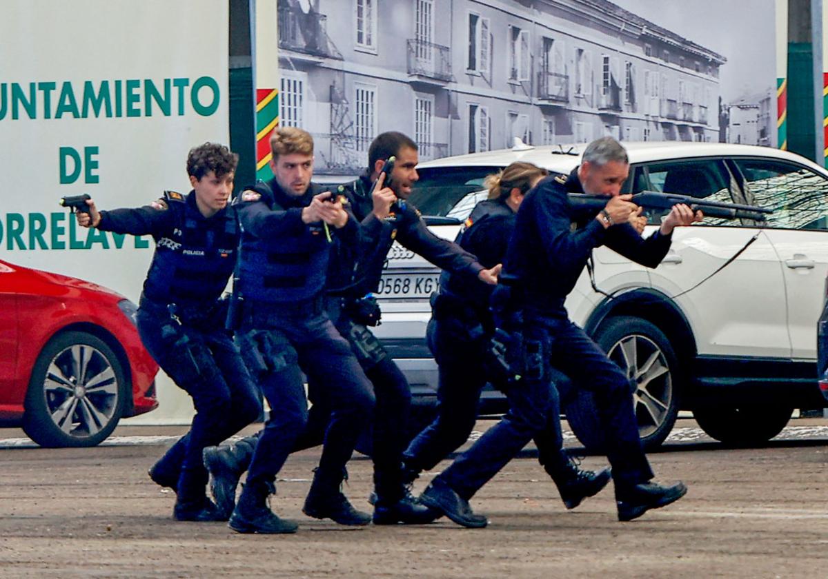 Agentes avanzan durante el simulacro, este jueves, en el Mercado Nacional de Ganados de Torrelavega.