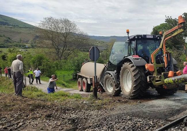 Un tractor ha ayudado a retirar la cisterna de la zona de vías.