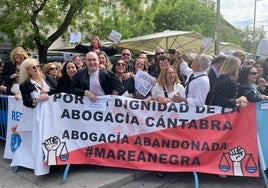 Abogados cántabros del turno de oficio durante su participación en la marcha de protesta celebrada en Madrid.