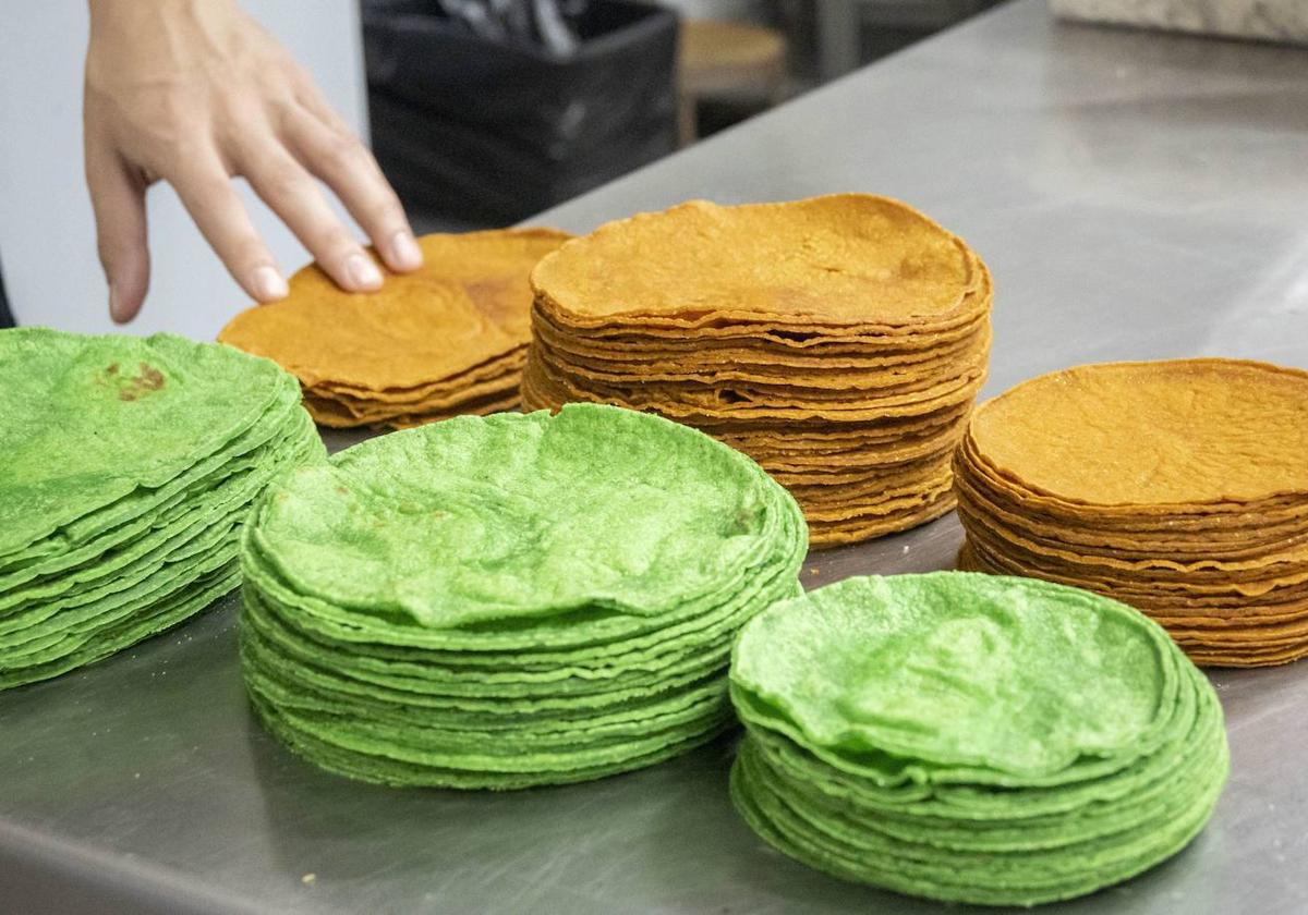 En Agave Azul preparan una amplia variedad de totopos y tortillas de maíz de sabores naturales.