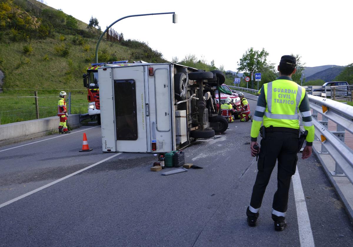 Vuelca una autocaravana en Ruente y el conductor sale ileso