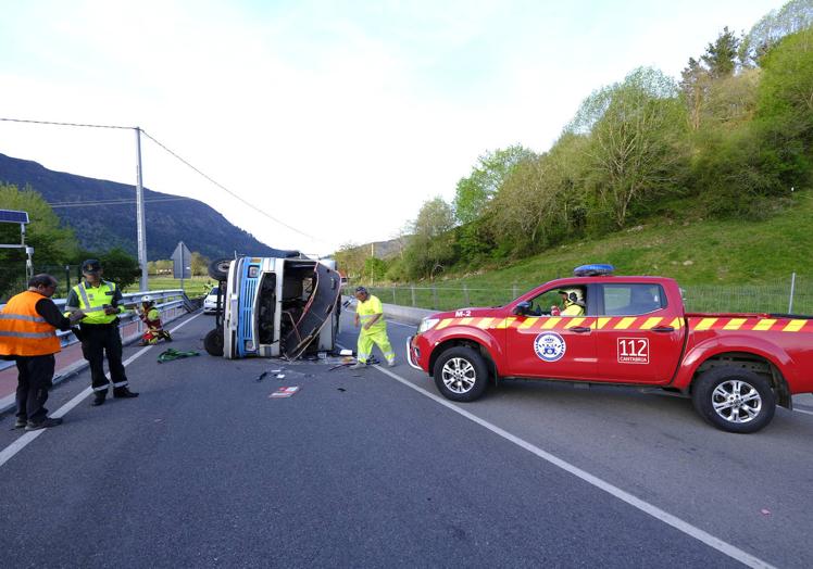 Imagen principal - Vuelca una autocaravana en Ruente y el conductor sale ileso