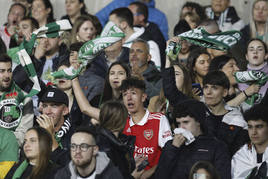 Los racinguistas celebran el gol de Roko Baturina con las bufanas en alto.