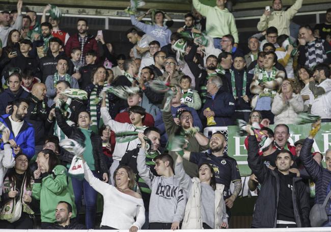 La afición disfrutando durante el partido.