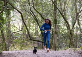 Poco antes de las cinco de la tarde, Marina Edilla ya está paseando con Lola.