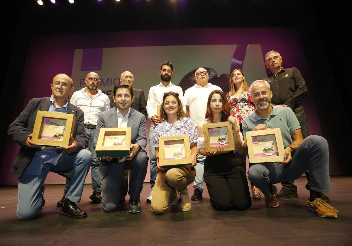 Foto de familia de los premiados de la pasada edición.