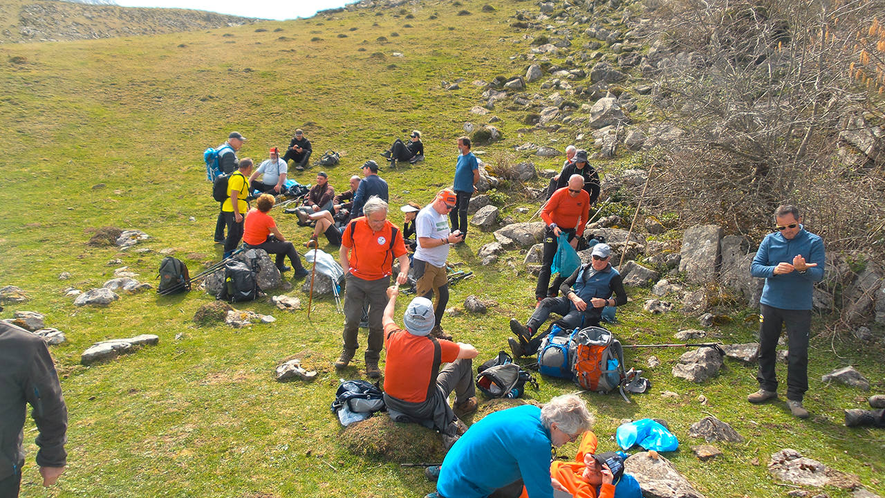 El grupo comiendo en Collau Carraceu.