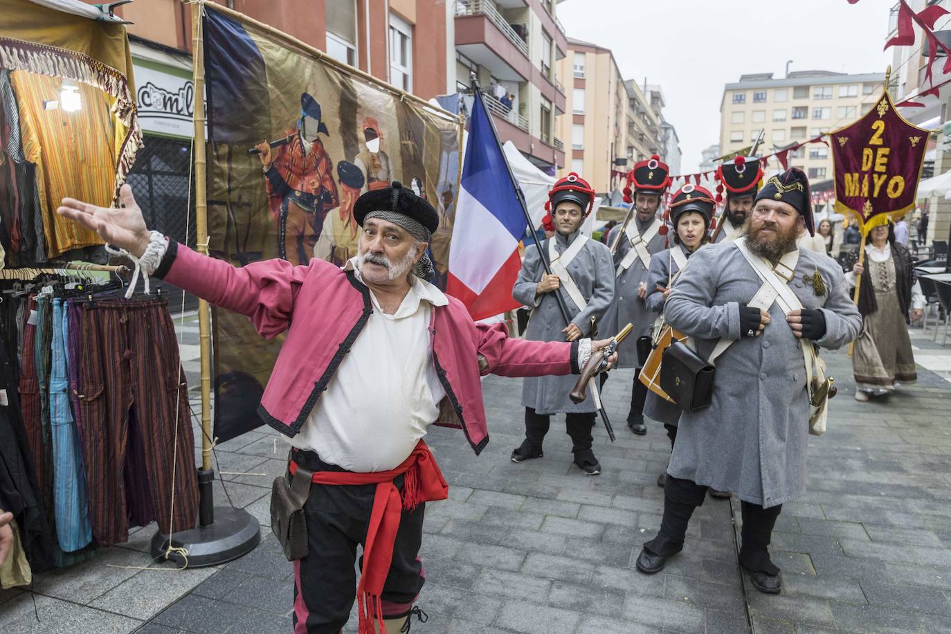 Un hombre da rienda suelta a su labor interpretativa mientras el desfile continúa. 