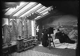 MARIE HØEG Y BOLETTE BERG. BerBerg & Høeg In the studio, Marie Høeg operating the camera, 1894-1903.