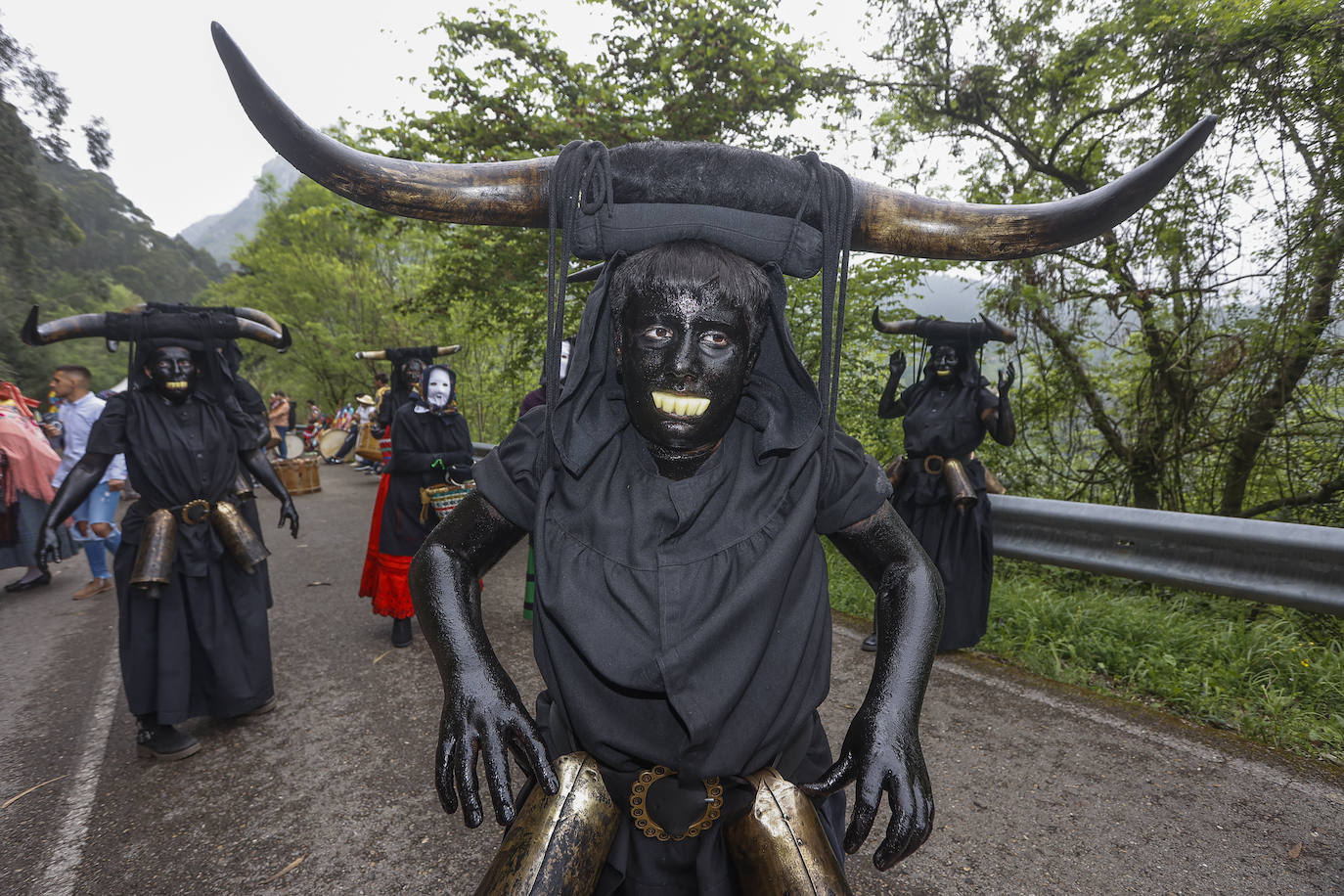 Los Diablos de Guadalajara desfilando en la bajada del Monte Castillo. 