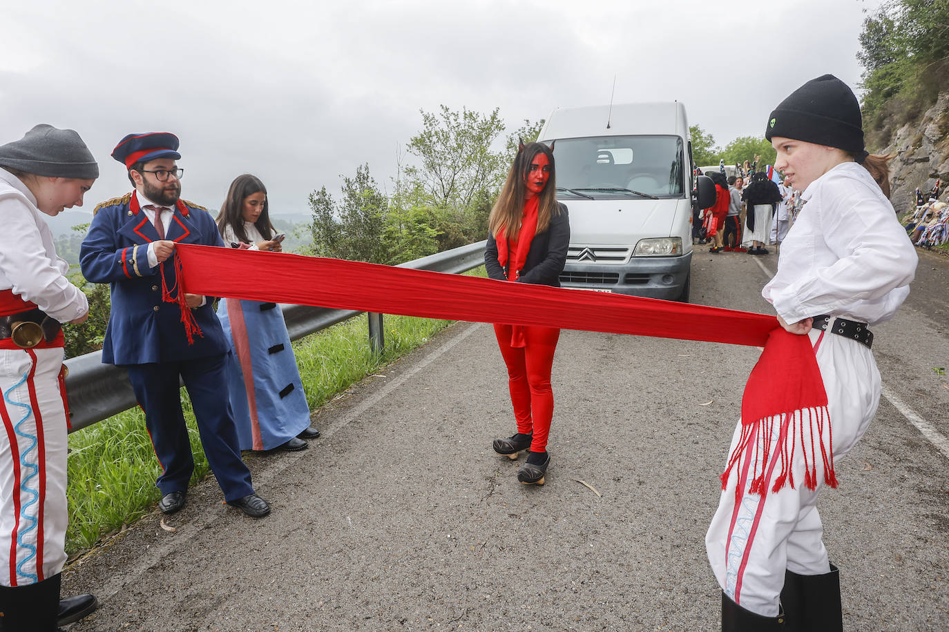 El grupo de Les Comedies llegado de Asturias haciendo una representación en el camino. 