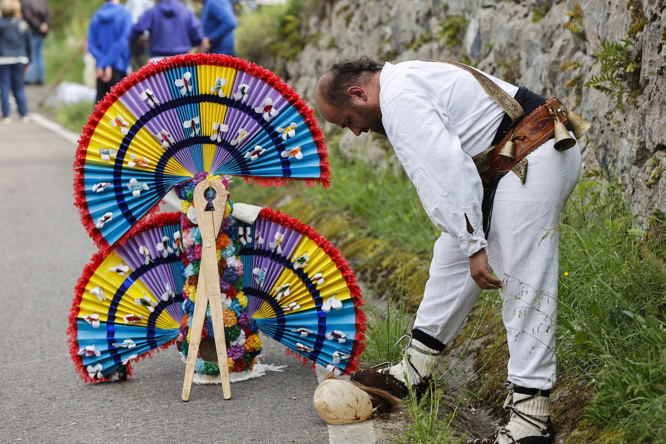 Descanso de uno de los participantes en el desfile y componente de la agrupación llegada de tierras gallegas. 